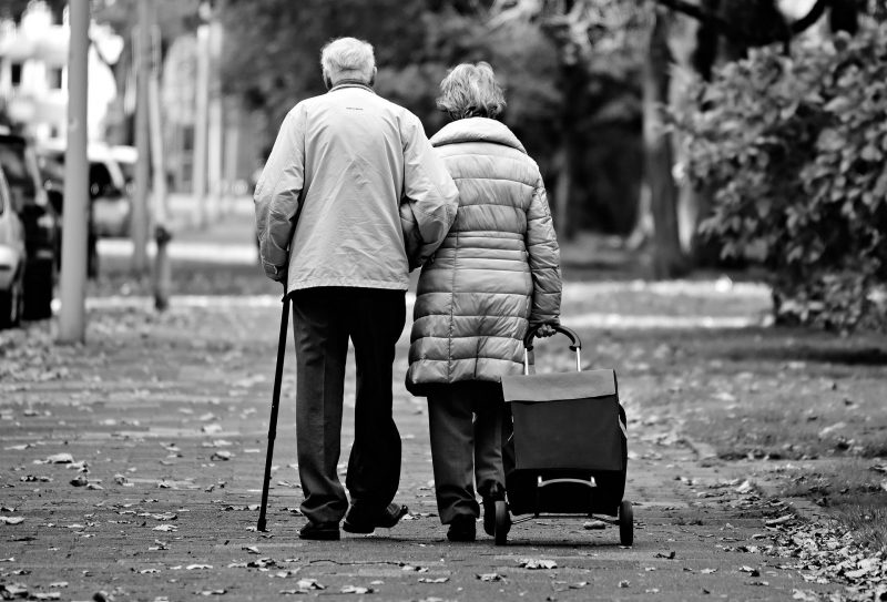 Pareja paseando-ancianos-Antonio