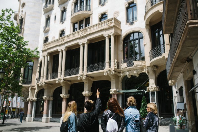 eva-historiadora-muestra-un-edificio-modernista