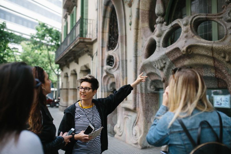 Eva-historiadora-guía-por-la-ruta-modernista