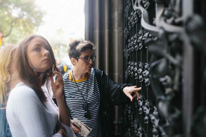Eva-historiadora-mostrando-una-entrada-modernista