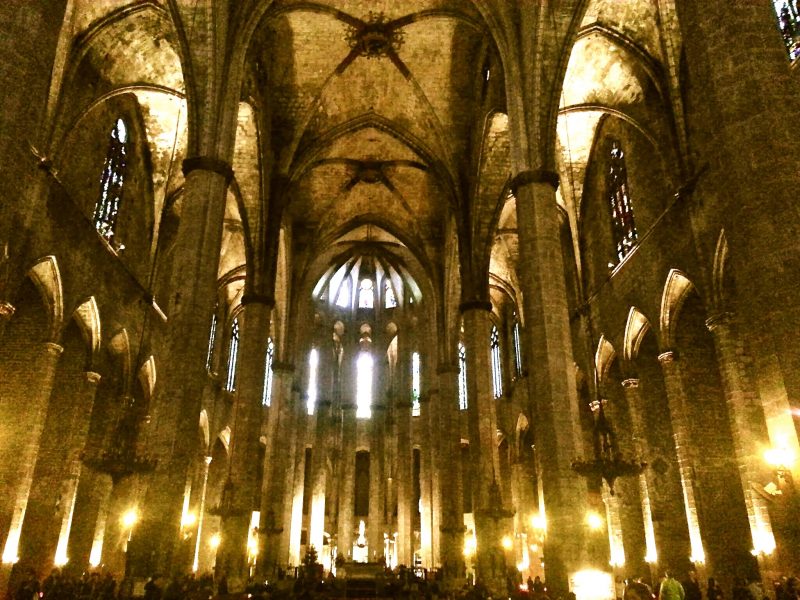 interior-iglesia-santa-maria-del-mar-barcelona