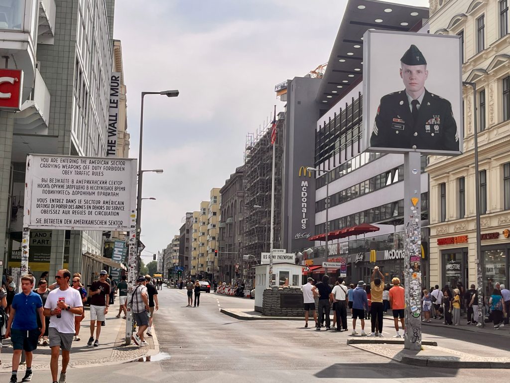 El pasado suspendido sobre el asfalto: el icónico cartel de control del sector americano en el Checkpoint Charlie de Berlín.